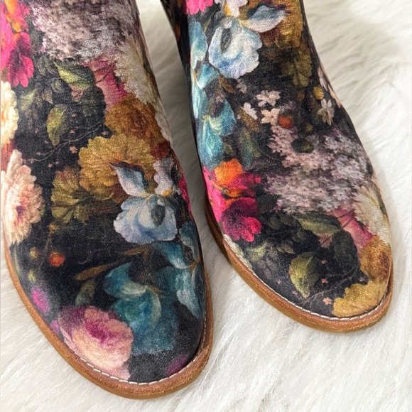Sofft Ladies Tamela Printed Velvet Ankle Boot Multi Floral EUC - Picture 13 of 16